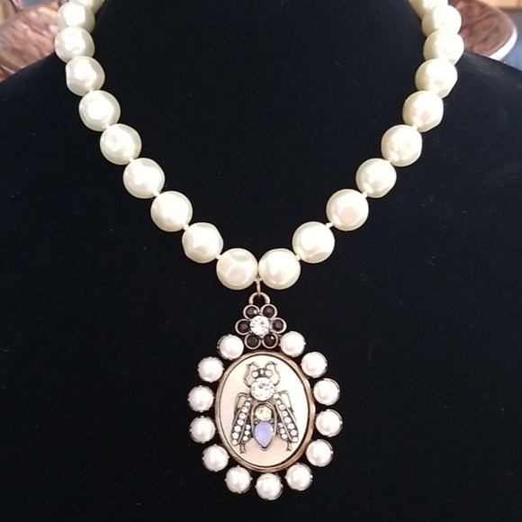 Hand Crafted Baroque Glass Pearl Queen Bee Pendant Necklace - Picture 8 of 12